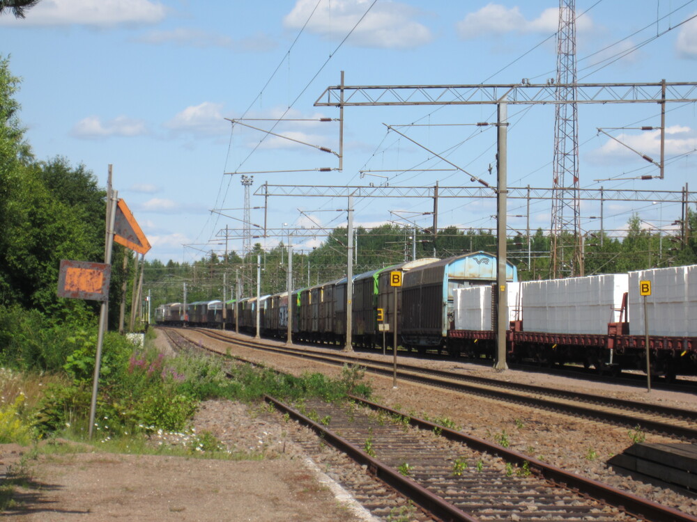 Tavarajuna Kymissä 15.7.2015 #2
Pohjoiseen suuntaava tavarajuna noukkii mukaan Karhulan-Sunilan Rautatien Move90:n aiemmin paikalle tuomia sellupaalivaunuja.
Avainsanat: op_VR;jt_Tavarajuna;jt_Runkojuna;jt_Vaihtotyö;jyv_Sr1;jyv_Sim;jyv_Gbln;jyv_Gbls;jyv_Kbp