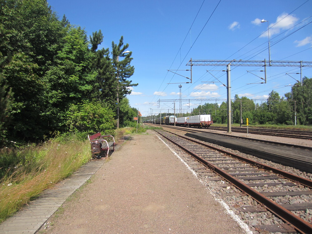 Tavarajuna Kymissä 15.7.2015 #1
Pohjoiseen suuntaava tavarajuna noukkii mukaan Karhulan-Sunilan Rautatien Move90:n aiemmin paikalle tuomia sellupaalivaunuja. 
Avainsanat: op_VR;jt_Tavarajuna;jt_Runkojuna;jt_Vaihtotyö;jyv_Sr1;jyv_Sim;jyv_Gbln;jyv_Gbls;jyv_Kbp