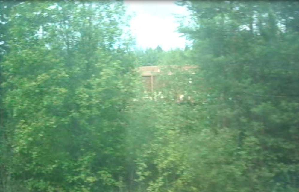 Raatekankaan viidakko 13.7.2015
Kesyttämätön, villi erämaa pohjoisessa Joensuussa.
...tai sitten vain kahden raiteen väliin jäävä puujono kuvattuna Joensuuta lähestyvän taajamajunan ikkunasta. Miten vain.
Fakks-hakevaunuja seisoo Raatekankaan pienellä ratapihalla Joensuussa.
Avainsanat: jyv_Fakks