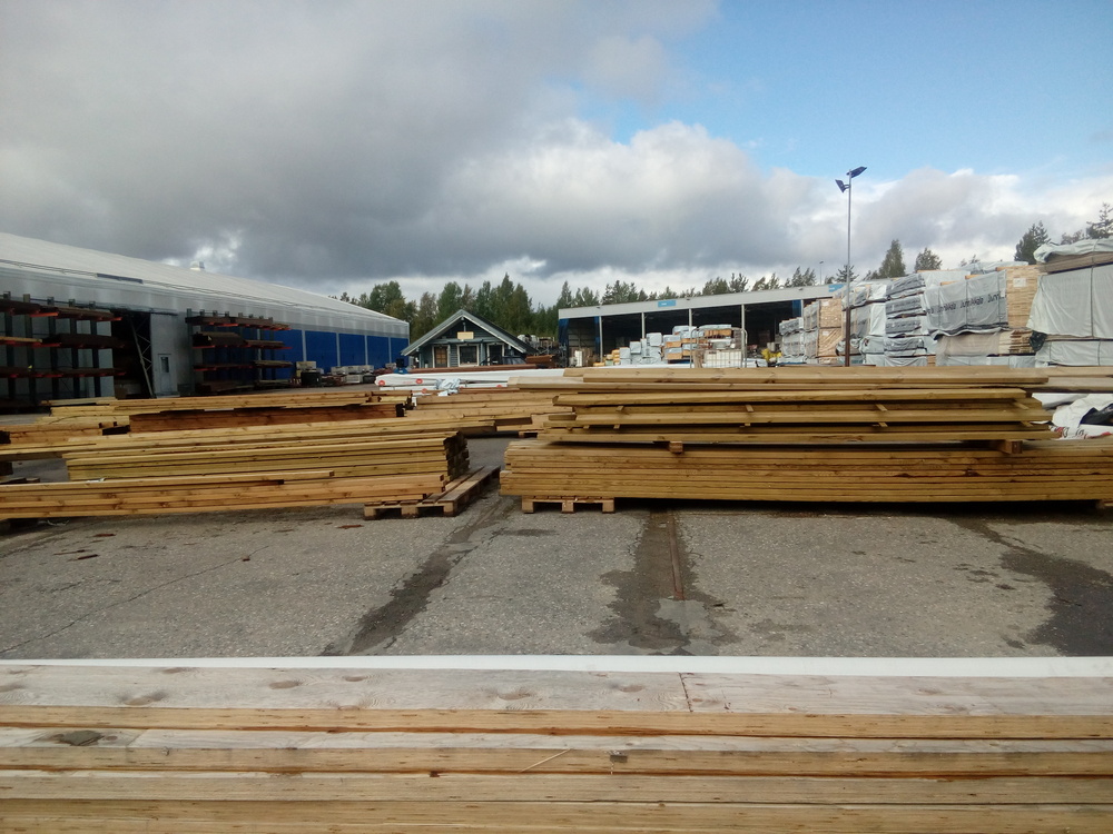 Keskon raide 16.9.2017
Keskon pihasta rataa ei ole vaivauduttu purkamaan, vaan on vain vedetty asfaltit kiskojen yli. Kuvaussuunta kohden Käpykankaan raidetta. Keskolle päästäkseen oli käytettävä Lakan Betonin suuntaan jatkunutta raidetta vetoraiteena sillä Keskon raiteen vaihde mahdollisti Keskolle tulon ainoastaan Kuusakosken ja Lakan Betonin suunnan umpikujasta käsin.
Avainsanat: rautatiearkeologia