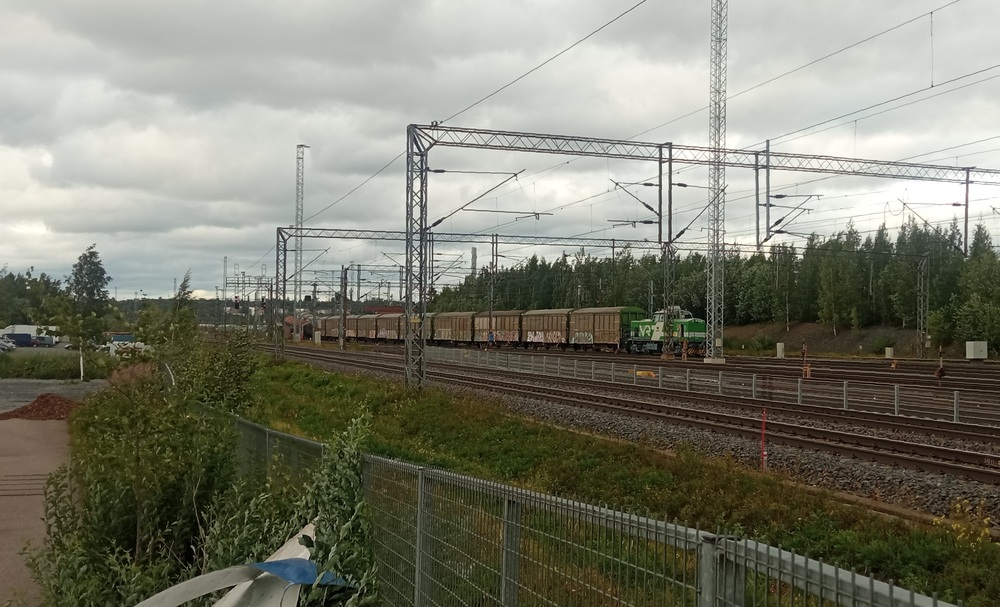 Tampereen mäkikukko työn touhussa 6.8.2022
Tampereella on ollut tapana, että laskumäki on iltaisin melko kovassa käytössä, vilkkaimpina päivinä myöhäisestä iltapäivästä yöhön asti letkoja työnnetään mäkeen yhtenään. Vuonna 2022 tunkiolla kukkoili yhä Dr14, jollainen tässä työntää mäkeen juuri Viinakasta vetämäänsä letkaa. Nykyään mäkeä hallitsee Dr19.
Avainsanat: op_VR;jt_Vaihtotyö;jyv_Dr14;jyv_Gbls;infra_laskumäki;päivystäjä_Tampere