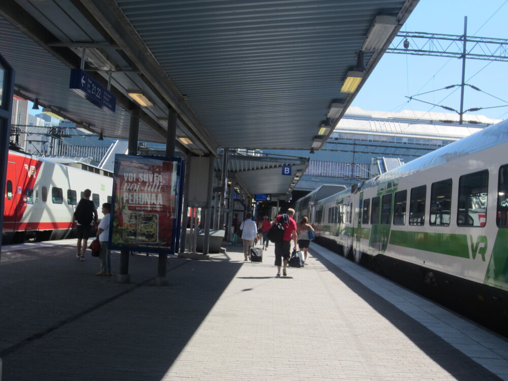 Pasilan asema 1.8.2014
Reippaasti myöhässä ollut InterCity 6 sekä viimeinen punainen Sm3 Pasilassa.
Avainsanat: op_VR;jt_Matkustajajuna;jt_InterCity;jt_Pendolino;jyv_Sm3;jyv_Ex;jyv_Rx