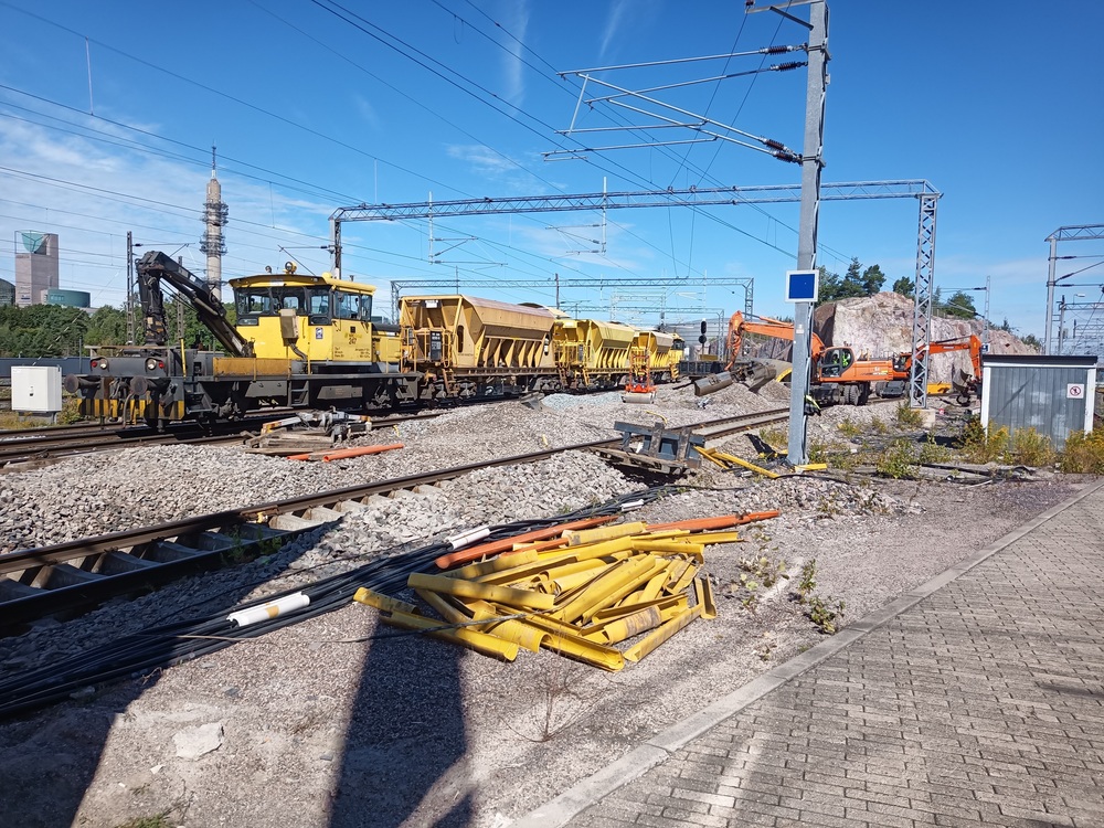 Tka7 247 Pasilassa
Tka7 247 sepelivaunujen kanssa Pasilan aseman ratatyömaalla 2.8.2020.
Avainsanat: op_NRC;jyv_Tka7;jyv_Uad;työmaa