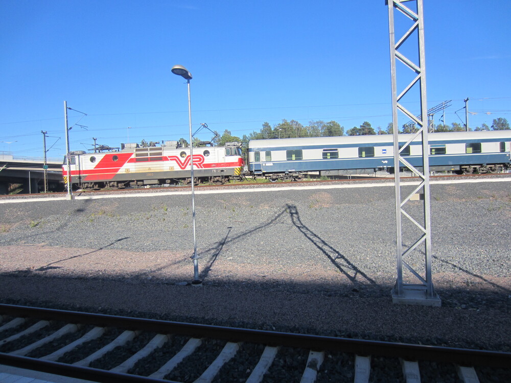 Pikajuna 263 Pasilassa 1.8.2014 #2
Ilta-aurinko osuu Kolarin yöjunaan 263 sen saapuessa Pasilan ratapihalle autovaunujen liittämistä varten.
Avainsanat: op_VR;jt_Matkustajajuna;jt_Pikajuna;jt_Yöjuna;Juna_Aurora_Borealis_Express;jyv_Sr1;jyv_CEmt;Siniset_vaunut