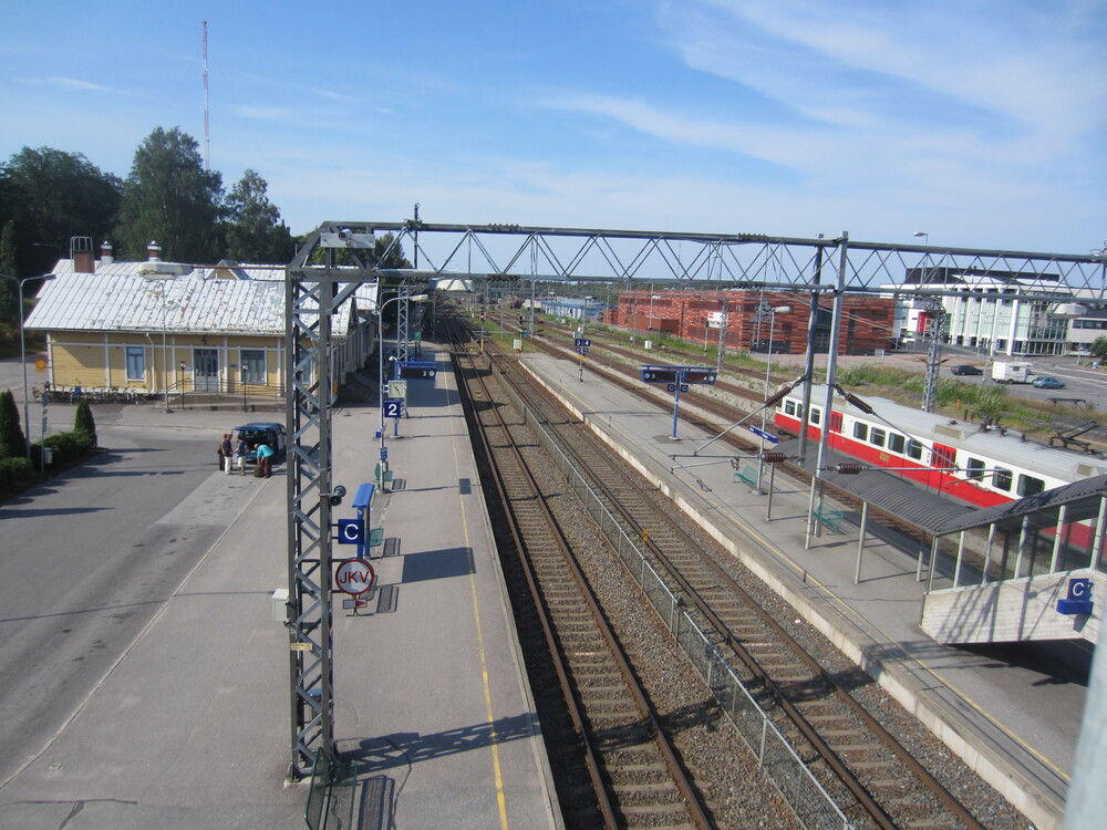 Karjaan asemaa 3.8.2014
Karjaan tuolloin yhä matkustajille auki ollut asemarakennus, erikoisesti asetuvat laituriraiteet, seuraavaa reissuaan odottava Y-junan runko sekä puunkuormausalue aseman ylittävältä sillalta nähtynä.
Avainsanat: op_VR;jyv_Sm2;infra_asemarakennus