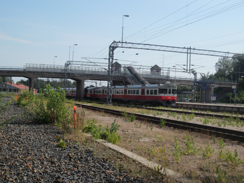 Y-junan kalustoa
Puretun raiteen pohjaa sekä Y-junassa käytettyjä Sm1- ja Sm2-junia Karjaan asemalla.
Avainsanat: op_VR;jyv_Sm1;jyv_Sm2