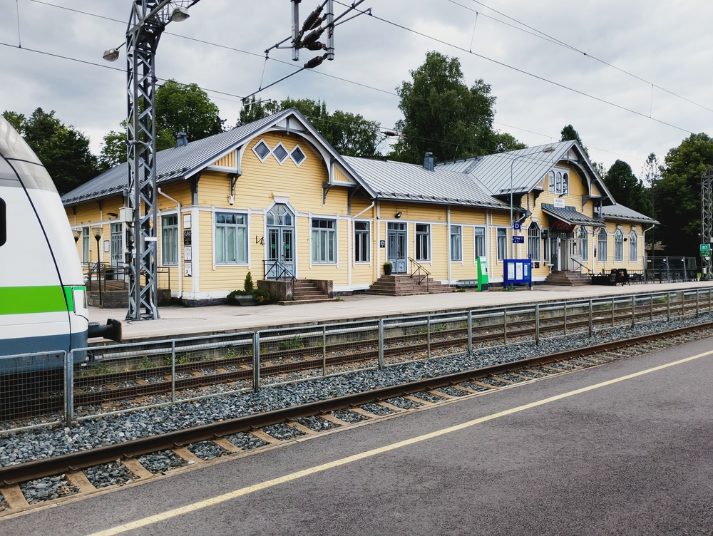 Karjaan asemarakennus 22.7.2026
Itäpää on vuokrattu toimistoksi, länsipäässä toimii ravintola.
Avainsanat: infra_asemarakennus;jyv_Edo