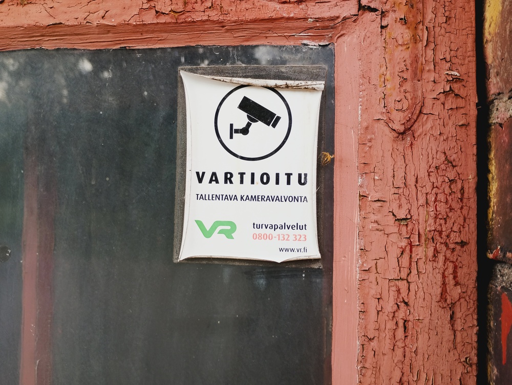 "Minä vartioin täällä"
Nähtävästi VR:n turvapalvelut kyylää Karjaan veturitalleja oikein hienon ja nykyaikaisen kameravalvonnan avulla.
Avainsanat: infa_veturitalli