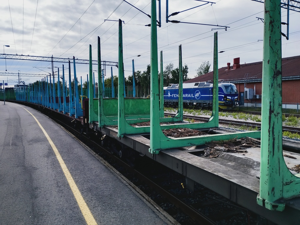 Vaihtotöitä Karjaalla 22.7.2026 #2
Fenniarailin Sr3 jaottelee tyhjiä raakapuuvaunuja kuormattavaksi Karjaan kuormausraiteille, samalla kun VR:n Saloon suuntaava tyhjä raakapuujuan odottelee matkan jatkumista.
Avainsanat: op_Fenniarail;op_VR;jt_Tavarajuna;jt_Raakapuujuna;jt_Vaihtotyö;jyv_Sr3;jyv_Sp;jyv_Sps;jyv_Vop
