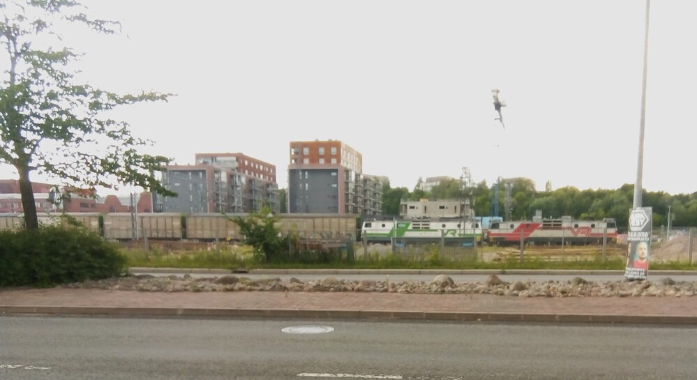 Happojuna Turussa 27.7.2018
Veturinvaihto on suoritettu ja jarrujentarkastuksen jälkeen Tavarajuna 3503 Uudestakaupungista Siilinjärvelle on valmis jatkamaan matkaansa.
Avainsanat: op_VR;jt_Tavarajuna;jt_Asiakasjuna;jyv_Sr1;jyv_Gbln