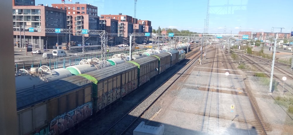 Turun tavaraa 23.5.2022
Uudestakaupunkiin Siilinjärvelle matkalla oleva (tyhjä) happojuna on saapunut miehistönvaihdolle Turkuun. Uudenkaupungin radan sähköistyksen johdosta veturinvaihdolle ei enää ole tarvetta. Taaempana oleva säilivaunuletka lienee menossa Uutenkaupunkiin, tai tulossa sieltä. Taka-alan tyhjälle raakapuuvaunuletkalle sensijaan on useampiakin mahdollisia määränpäitä.
Avainsanat: op_VR;jt_Tavarajuna;jt_Asiakasjuna;jyv_Sr3;jyv_Gbln-t;jyv_Vgobo