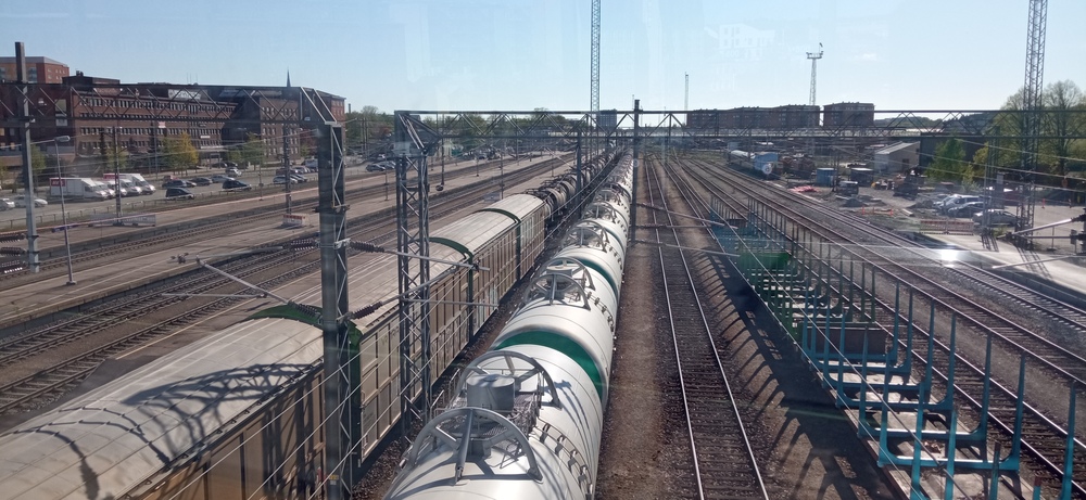 Turku muutostöiden alussa 23.5.2022
Oikealta raide 018 on purettu laiturin tieltä ja raide 17 on muuttunut laituriraiteeksi, ettei tarvitse työmaan aikaa ihan yhden laituriraiteen varassa olla. Vasemmalla olevat laituriraiteet ovat muuttumassa varsin nopeasti uhanalaiseksi. Tavaravaunuletkat vasemmalta oikealle: TA 3503 HGS-SIJ, säiliövaunuja menossa jonnekin tai tulossa sieltä tai toisinpäin, tyhjiä raakapuuvaunuja odotttamassa pääsyä kuormaukseen
Avainsanat: op_VR;jt_Tavarajuna;jt_asiakasjuna;jyv_Gbln-t;jyv_Vgobo;jyv_Sp;jyv_Sps