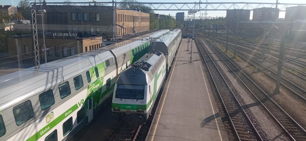 IC-junia Turun päärautatieasemalla 23.5.2022
InterCity-junat kohtaavat Turun päärautatieasemalla, jolla on lopun ajat alkamassa. Pian alkaisi vanhojen laituriraiteiden purku ja viimeinen matkustajajuna suoritettaisiin matkaan vanhalta asemalta elokuussa 2024 kun uuden aseman ensimmäiset laituriraiteet valmistuivat.
Avainsanat: op_VR;jt_Matkustajajuna;jt_InterCity;jyv_Sr2;jyv_Edfs;jyv_Edb;jyv_ERd;infra_asemarakennus