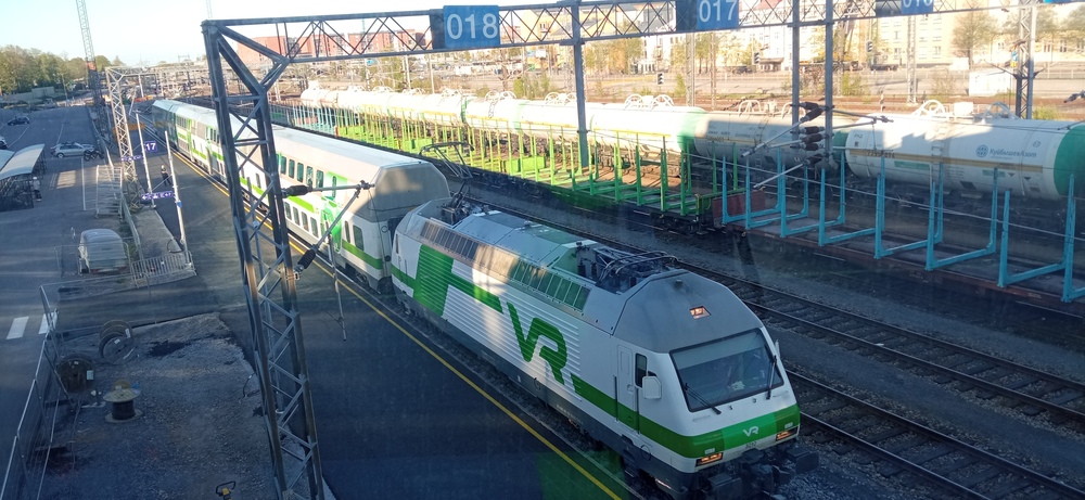 Turun raide 17
InterCity juna Tampereelta Turun satamaan viimeisellä välipysähdyksellään Turun päärautatieasemalla. Väliaikainen laituri 17 sijaitsee uuden aseman paikkeilla, kätevästi mahdollisimman vaikean reitin päässä asemarakennuksesta ja muista käytöstä olevista laituriraiteista.
Avainsanat: op_VR;jt_Matkustajajuna;jt_InterCity;jyv_Sr2;jyv_Ed;jyv_Sp;jyv_Sps;jyv_Vgobo