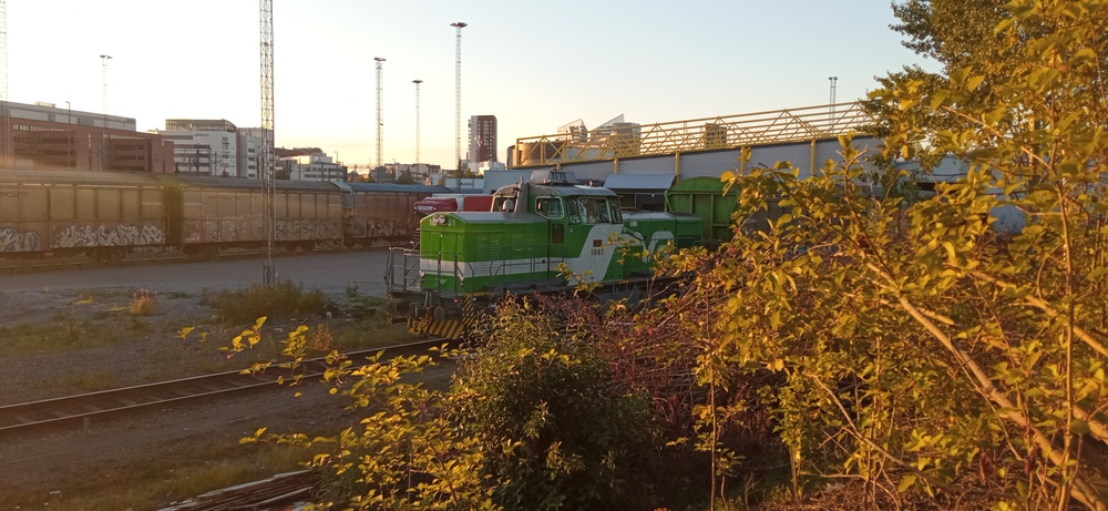 Päivystäjä Viinikan terminaalilla 14.8.2022
Dr14 1861 vaihtaa vaunuja Viinikan montussa Tampereella elokuun iltana.
Avainsanat: op_VR;jt_Vaihtotyö;jyv_Dr14;jyv_Gbln-t;jyv_Gbls;päivystäjä_Tampere