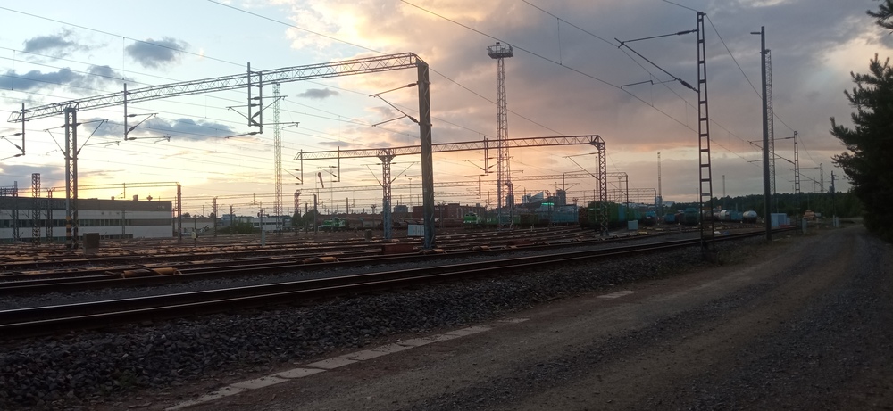 Auringonlasku Viinikassa 12.6.2024
Pirkanmaalla kaunis päivä vaipui juuri iltaan, Napoleon on muistutuksen saanut anopiltaan... Päivä saattaa olla päättymässä, vaan rautatiet eivät nuku ja Viinikan vaunulottokonetta pyörittävä Dr14-parivaljakko ähkii yhä, eikä loppua näy. "Ei maailmasta työ tekemällä lopu, ei edes tältä ratapihalta!"
Avainsanat: op_VR;jt_vaihtotyö;jyv_Dr14;päivystäjä_Tampere
