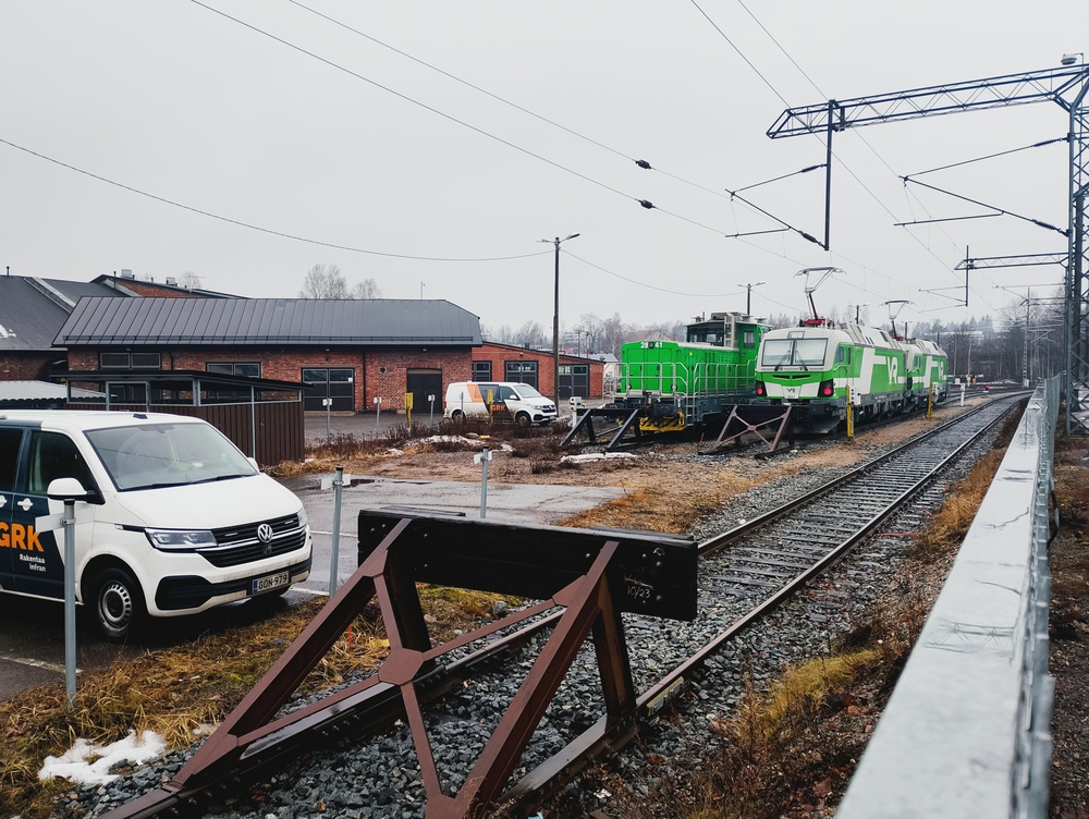 Nykyaika on saapunut Riihimäen varikolle
Vanha ja tuttu on väistynyt uuden ja modernin tieltä Riihimäelläkin. Sr1-sarjan sähköveturit ovat vaihtuneet Sr3-sarjan sähkövetureihin ja Dv12-dieselveturit Dr19-sarjalaisiin. Aivan absoluuttinen tämä vaihdos ei ole vielä ollut, vaan näkee sitä klassisempaakin vetovoimaa Riksussakin aina silloin tällöin.
Avainsanat: op_VR;jyv_Sr3;jyv_Dr19;infra_veturitalli