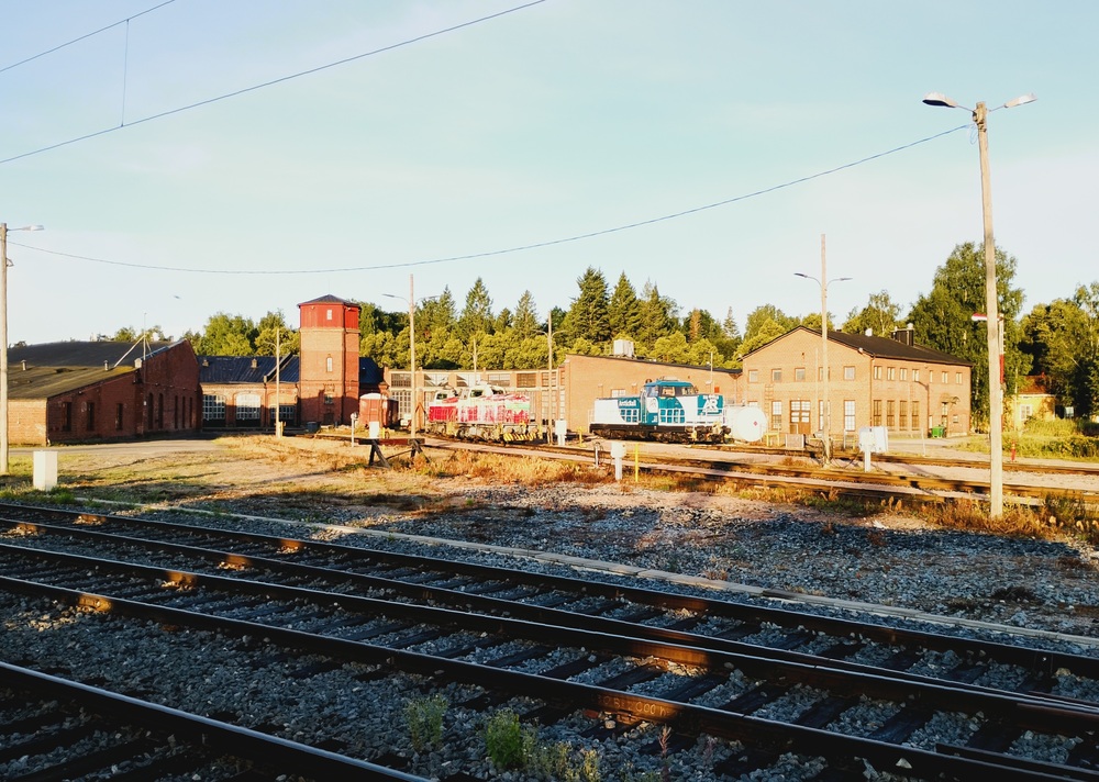 Dieseleitä Riihimäen aamu-auringossa
Arctic Railin Dr16 saapui veturina Hyvinkäältä ja ajoi varikolle tankattavaksi. Seuraavaksi matka kävi ratapihalle, josta noudettiin Haapamäelle ja Alavudelle kuormattavaksi vietäviä raakapuuvaunuja.
Tutumman VR:n Dv12-parin seuraava työtehtävä lienee raakapuujunan toimittaminen Heinolaan.
Avainsanat: op_VR;op_Arctic_Rail;jyv_Dr16;jyv_Dv12;infra_veturitalli;infra_kääntöpöytä