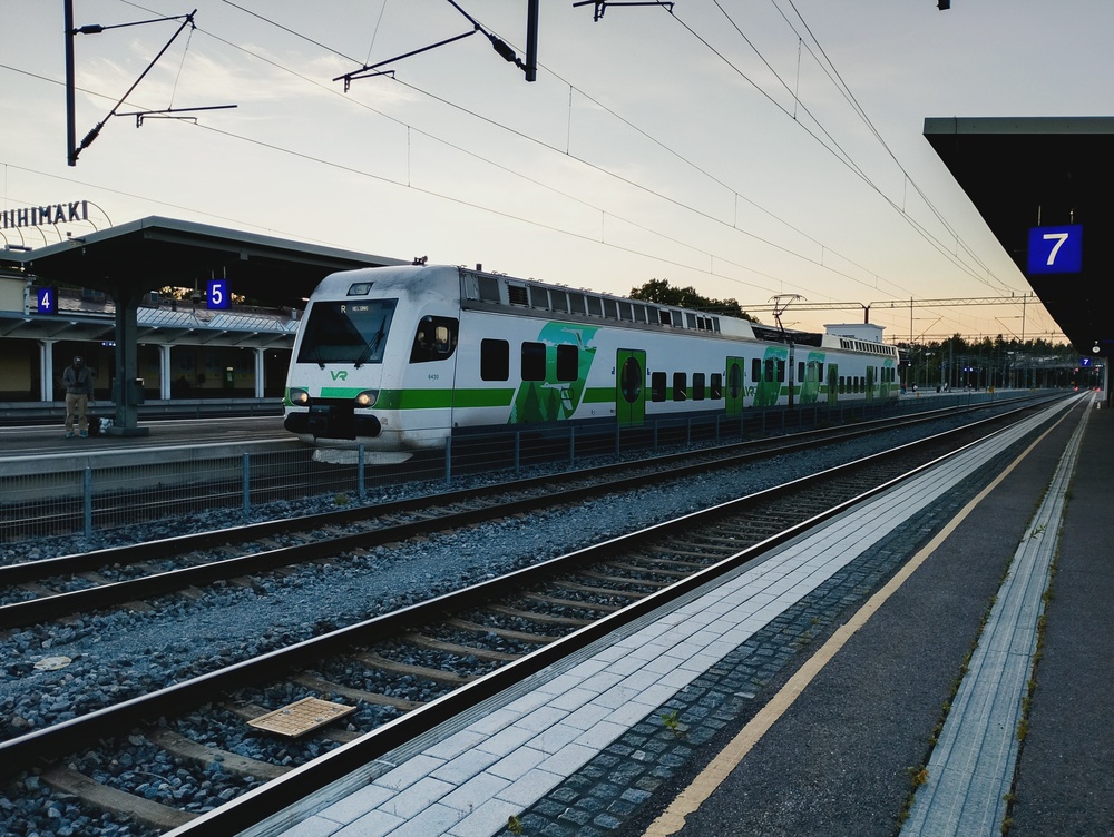 Sm4 Riihimäen kesäillassa 9.8.2026
R-junissa on niin säännönmukaisesti vähintään 2 runkoa, että yhdellä Sm4:llä ajettava R-juna pomppaa välillä silmään outona.
Sunnuntain myöhäisillan vuorolle Riihimäeltä Helsinkiin yksi yksilö oli kuitenkin ilmeisesti nähty riittäväksi kalustoksi.
Avainsanat: op_VR;jt_Matkustajajuna;jt_Lähijuna;jyv_Sm4