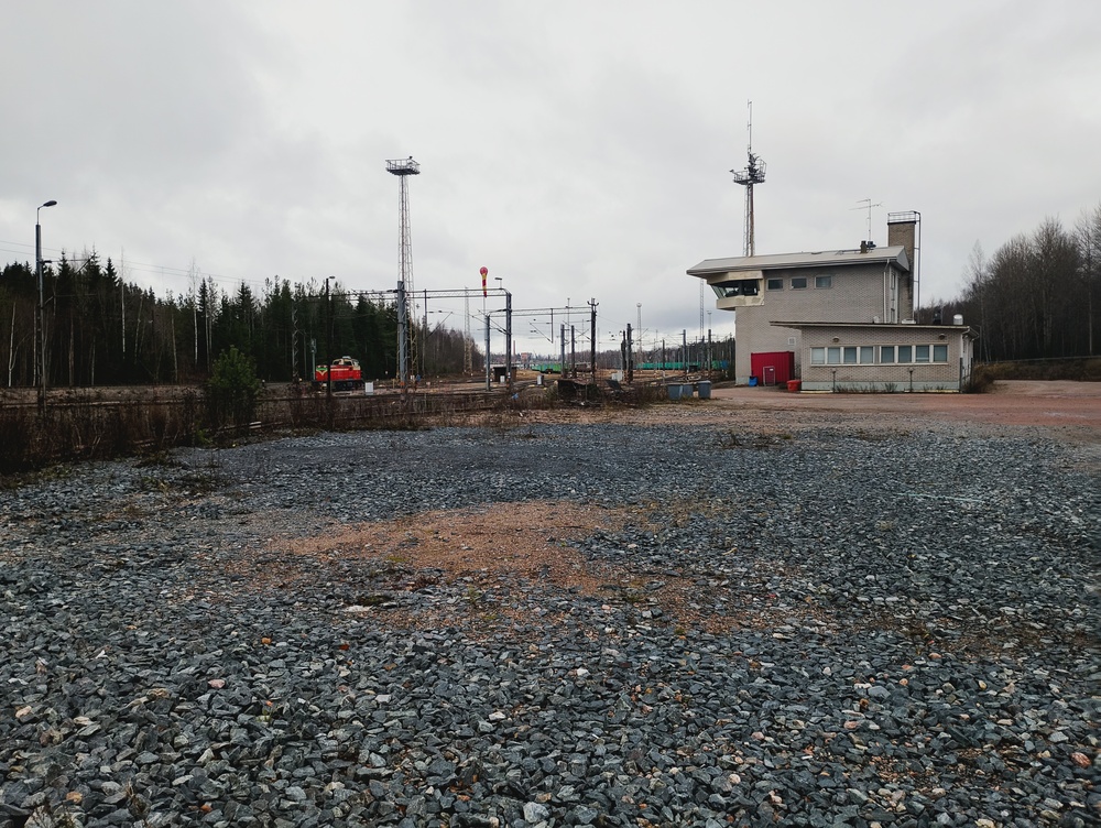 Riihimäki lajittelu etelästä 6.11.2025
Dv12 2608 seisoskeli ratapihalla kiireettömän oloisena, ilmeisesti vaihtotyöpalvelulle ei tuolla hetkellä ollut liiemmälti kysyntää.
Avainsanat: op_VR;jyv_Dv12;päivystäjä_Riihimäki