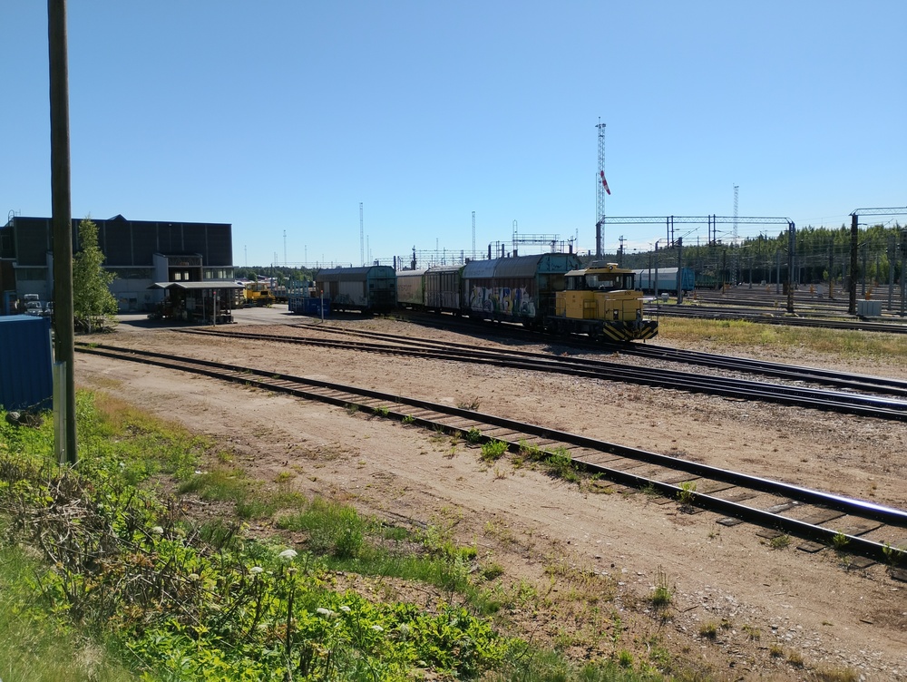Vaunukorjaamon vaihtoveturi 22.6.2026
Tve4 510 häärii Kouvolan tavaravaunukorjaamolla.
Avainsanat: op_VR;jt_Vaihtotyö;jyv_Tve4;jyv_Tve5;jyv_Simn;jyv_Gbls;jyv_Hai;infra_vaunukorjaamo