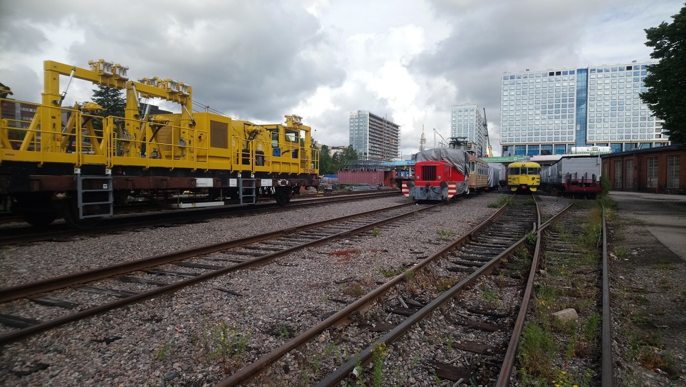 Kalustoa Pasilan alaratapihalla 9.7.2019
Vasemmalla Wincon kaapelinvetovaunu, taaempana Porvoon Museorautatien kalustoa. Oikeanpuolimmaisella raiteella olevien BXTe-työmaakonttivaunujen omistajasta/operoijasta ei hajua.
Avainsanat: op_Winco;op_PMR;jyv_Tve1;jyv_Dm7;jyv_Ttv;jyv_BXTe;jyv_Hkb;jym_Otso1