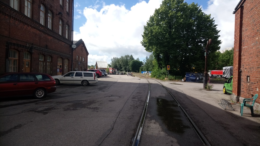 Pasilan varikkoa 5.7.2019
Raide käytössä olevalta kääntöpöydältä ratapihalle. Taaempana näkyy toinen, käytöstä poistunut kääntöpöytä.
Avainsanat: infra_veturitalli