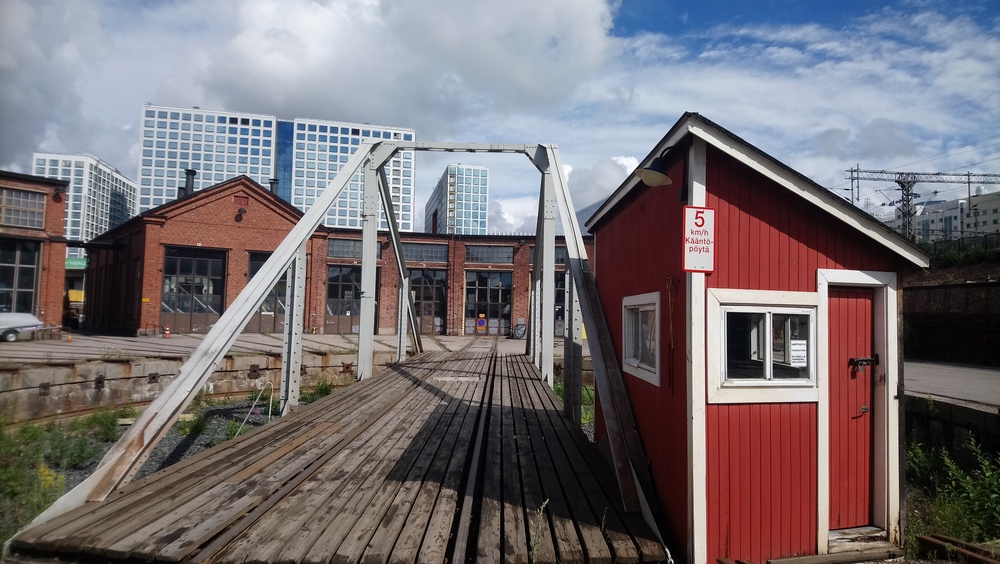 Pasilan kääntöpöytä ja veturitallit 5.7.2019
Pasilan kahdesta kääntöpöydästä yhä käytössä oleva.
Avainsanat: infra_veturitalli;infra_kääntöpöytä
