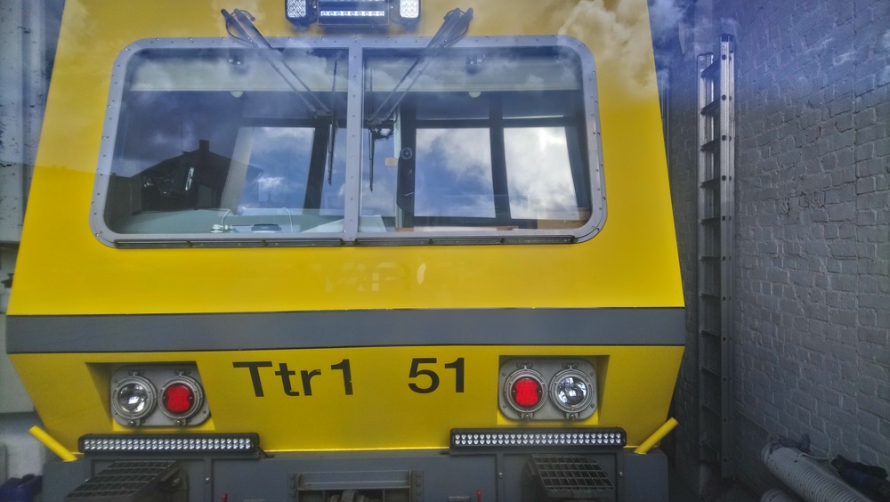 Emma jr. Pasilassa 5.7.2019
Radantarkastusvaunu Ttr1 51 eli Emma jr.
Edellisenä vuotena saapunut Meeri korvasi Emman kokonaan käytöstä pian tämän jälkeen ja Emmasta tuli Digiradan testivaunu uuden vihreän värityksen kera, minkä jälkeen vaunu päätyi Porvoon Museorautatielle, joka taas vuokrasi vaunun Swecolle, jonka palveluksessa Emma pääsi jälleen ratoja tarkistamaan, tosin nyt Digiradanvihreää väritystä kantaen.
Avainsanat: op_NRC;jyv_Ttr1
