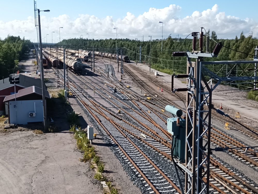 Sköldvikin ratapihaa etelästä käsin
Sköldvikin ratapihan vaunupaljoutta nähtynä ratapihan eteläpään ylittävältä sillalta käsin 3.8.2020.

