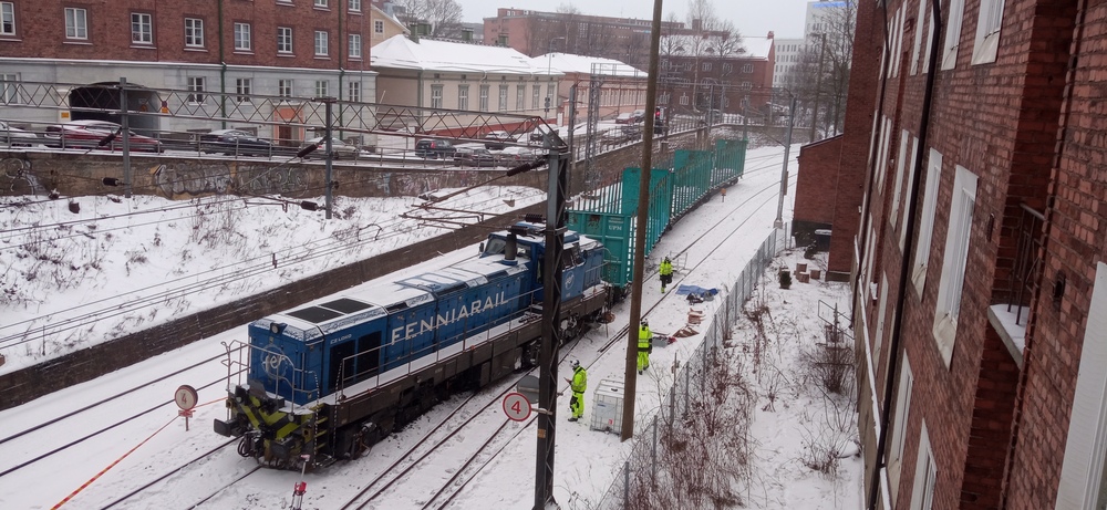 Tampereen onnettomuus 1.12.2023 #2
Aina ei ole elämä raiteillaan, eikä edes raskas dieselveturi. Suurin osa vaunuista on jo ehditty hakea pois. Veturin nostamiseen takaisin raiteillle meni hetki, sillä veturista oli ensin tyhjennettävä diesel pois operaation turvallisuuden varmistamiseksi.
Avainsanat: op_Fenniarail;jyv_Dr18;jyv_Vocp;onnettomuus;onnettomuus_Tampere2023