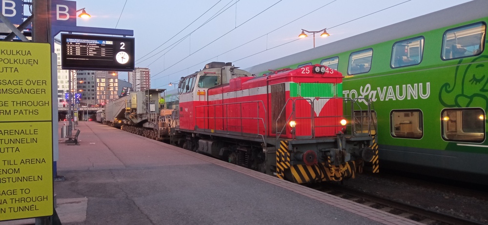 Suurkuormajuna kääntymässä Tampereen asemalla 3.6.2024
Suomen suurin tavaravaunu, suurkuormavaunu Osg, on saanut muuntajan toimitettua perille ja nyt on jälleen aika palata levolle vaunun säilytyspaikkana toimivaan Viinikan monttuun Tampereelle. Sinne pääseminen tosin edellyttää, ensin veturin siirtämistä junan toiseen päähän Tampereen asemalla.
Avainsanat: op_VR;jt_Tavarajuna;jt_Asiakasjuna;jyv_Dv12;jyv_Osg;jyv_ERd