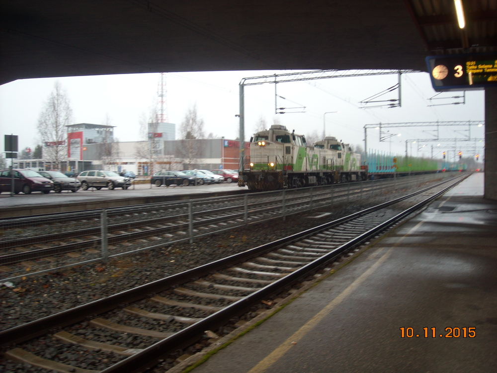 Hankasalmelainen lähtee Pieksämäeltä #1
Dv12 2619 kiskoo tunnistamatta jääneen lajitoverinsa kanssa tyhjistä raakpuu- ja sahatavaravaunuista koostuvaa junaa Pieksämäen ratapihalta linjalle.
Avainsanat: op_VR;jt_Tavarajuna;jt_Lähiverkkojuna;jyv_Dv12;jyv_Sp;jyv_Sps;juna_Hankasalmelainen