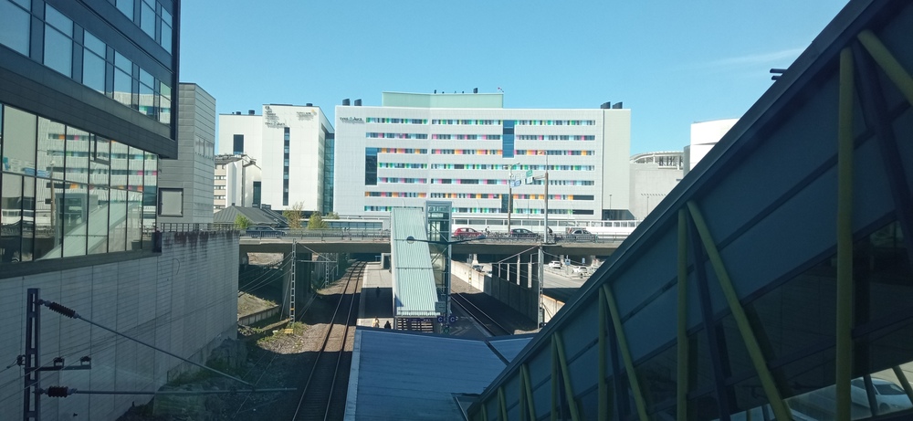 Kupittaan asema 23.5.2021
Vanhan asemarakennuksen katto näkyy raiteiden vasemmalla puolella.

