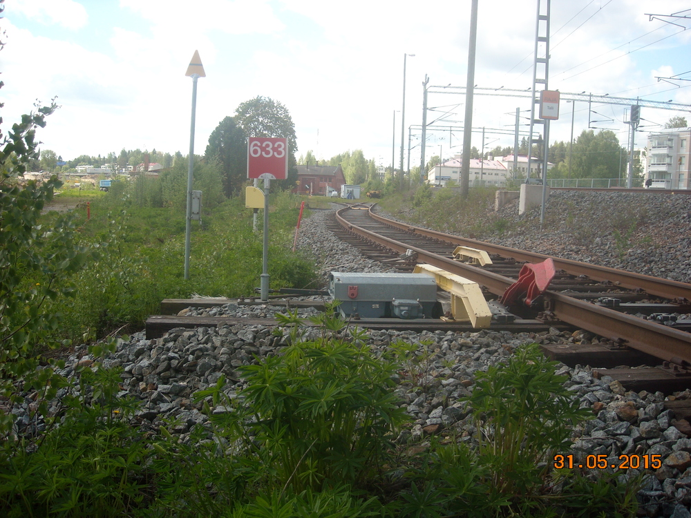 Raiteensulku Mikkelin varikolla
Raiteensulku 633 vartioi, ettei mikään karkaa Mikkelin varikolta jyrkkää ylämäkeä Mikkelin ratapihalle. Tai jotain, en tiiä.
Avainsanat: infra_raiteensulku