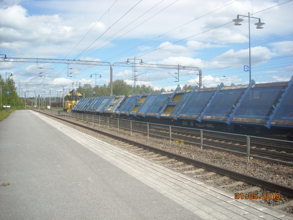 TYO 70581 ohittaa Mikkelin 1.6.2015
Kaksi Tka8-ratakuorma-autoa palauttaa tyhjiä vaihde-elementtivaunuja Pieksämäen nyt jo edesmenneelle kiskohitsaamolle.
Avainsanat: op_VR;jt_Työjuna;jyv_Tka8;jyv_BOv;jyv_BOvz;jyv_Fakks