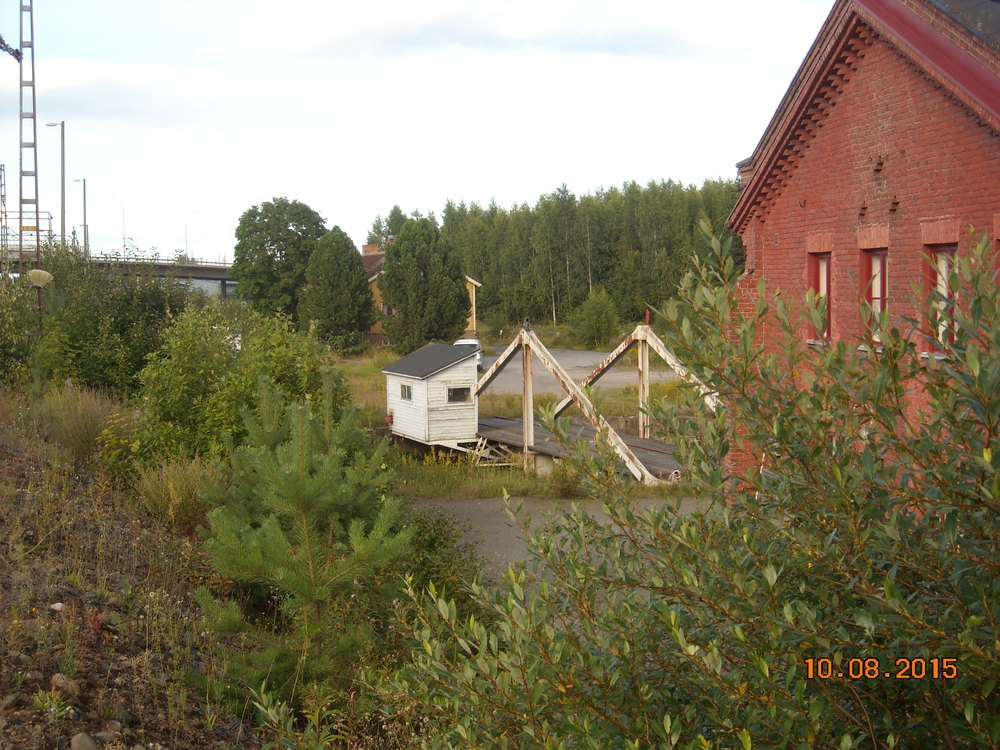 Mikkelin varikkoa 10.8.2015
Unisesta tunnelmasta huolimatta varikko oli vielä tuohon aikaan käytössä, siellä sijaitsi sekä VR:n tavarapuolen (VR Transpoint) junatoimisto, että ratapuolen (VR Track) toimintoja.
Avainsanat: infra_veturitalli;infra_kääntöpöytä
