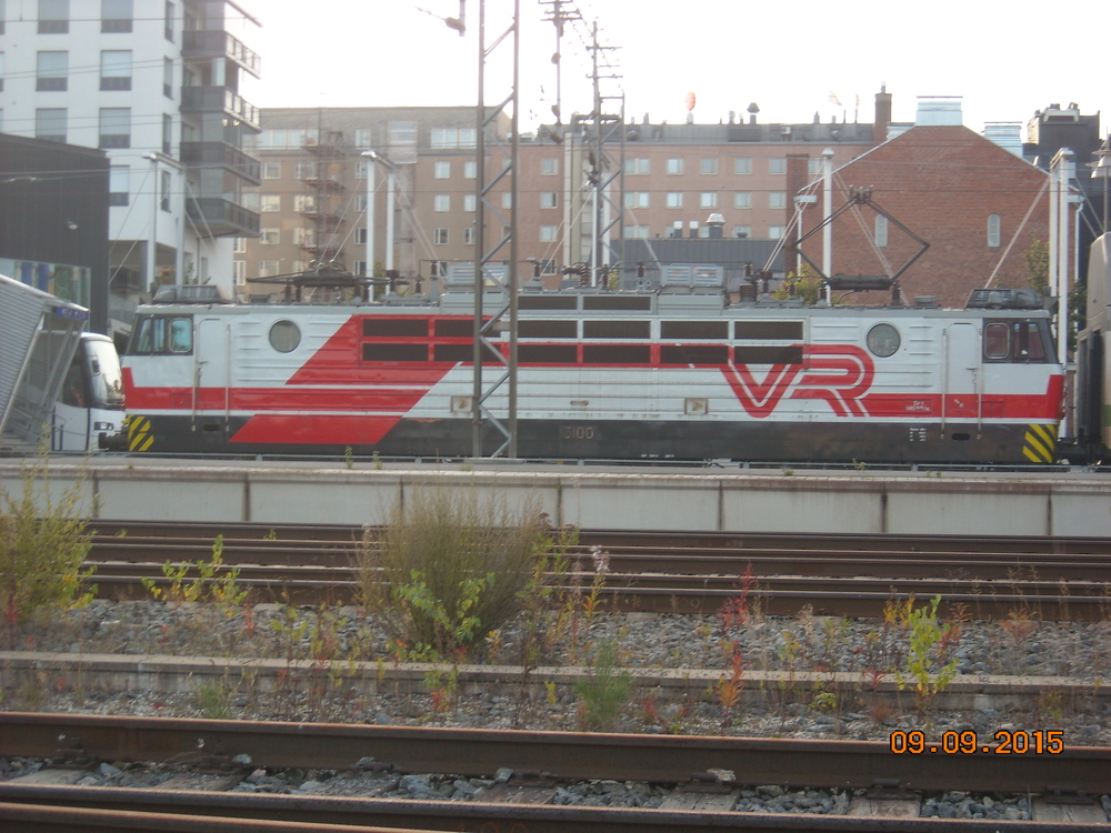 Sr1 3100 Mikkelissä 9.9.2015
Sr1 3100 etelään suuntaavan InterCity -junan keulilla Mikkelissä syyskuussa 2015.
Avainsanat: op_VR;jt_Matkustajajuna;jt_InterCity;jyv_Sr1