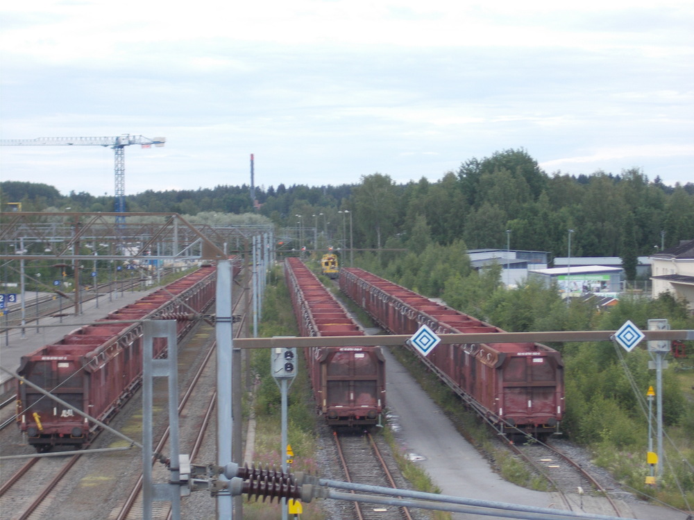 Mikkelin ratapiha 29.6.2015
Täydehkö on tunnelma. Kolmella raiteella on Fakks-hakevaunuja välisäilönnässä ja näistä yhden perällä vielä Tte-sähköradanhuoltovaunu.
Avainsanat: op_VR;jyv_Tte;jyv_Fakks