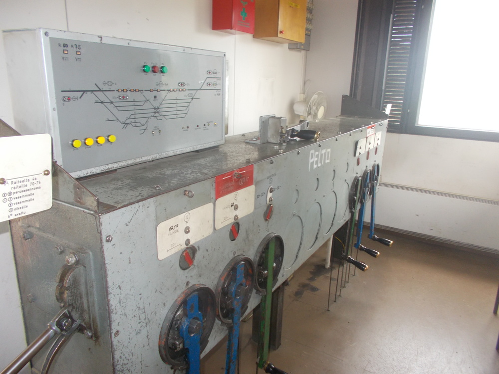Pellon kampiasetinlaite ja ohjaustaulu 29.6.2017
Joensuun ratapihalla siirryttiin kauko-ohjaukseen ratapihatyömaan yhteydessä, jollon tämäkin vaihdekoppi siirtyi ajasta ikuisuuteen.
Avainsanat: infra_vaihdekoppi;kampiasetinlaite;ohjaustaulu