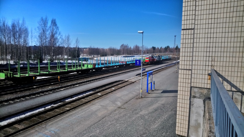 Varkauden asemalla 3.4.2019
Dv12-pari pitää taukoa Varkauden asemalla. Tuohon aikaan oli tyypillinen käytäntö, että Kommilan aamujunan tuoneet veturit lähtivät iltapäivällä Akoniemeen hakemaan tyhjennettyä öljyjunaa ja aika usein siinä samalla toivat tehtailla tyhjennettyjä raakapuuvunuja asemalle kuormattavaksi, Varkaus kun on raakapuun suhteen hieman erikoinen tulee-menee -paikkakunta - puuta sekä tuodaan, että viedään raiteitse. Kuvan raakapuuvaunutkin lienevät tyhjentyneet Kommilassa ja nyt odottamassa pääsyä kuormaukseen.
Historiaa tämäkin tänään, sillä Varkauden vaihtotöistä taitaa nykyään vastata Dr19.

Avainsanat: op_VR;jt_Vaihtotyö;jyv_Dv12;jyv_Sp;jyv_Sps;päivystäjä_Varkaus