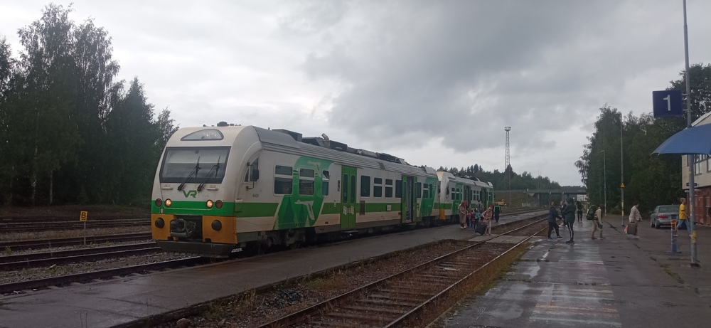Sadepäivän kiskobussi Varkaudessa 25.7.2023
Kiskobussi Pieksämäeltä Joensuuhun suorittaa välipysähdystä Varkauden asemalla sateisen harmaana päivänä.
Avainsanat: op_VR:jt_Kiskobussi;jyv_Dm12