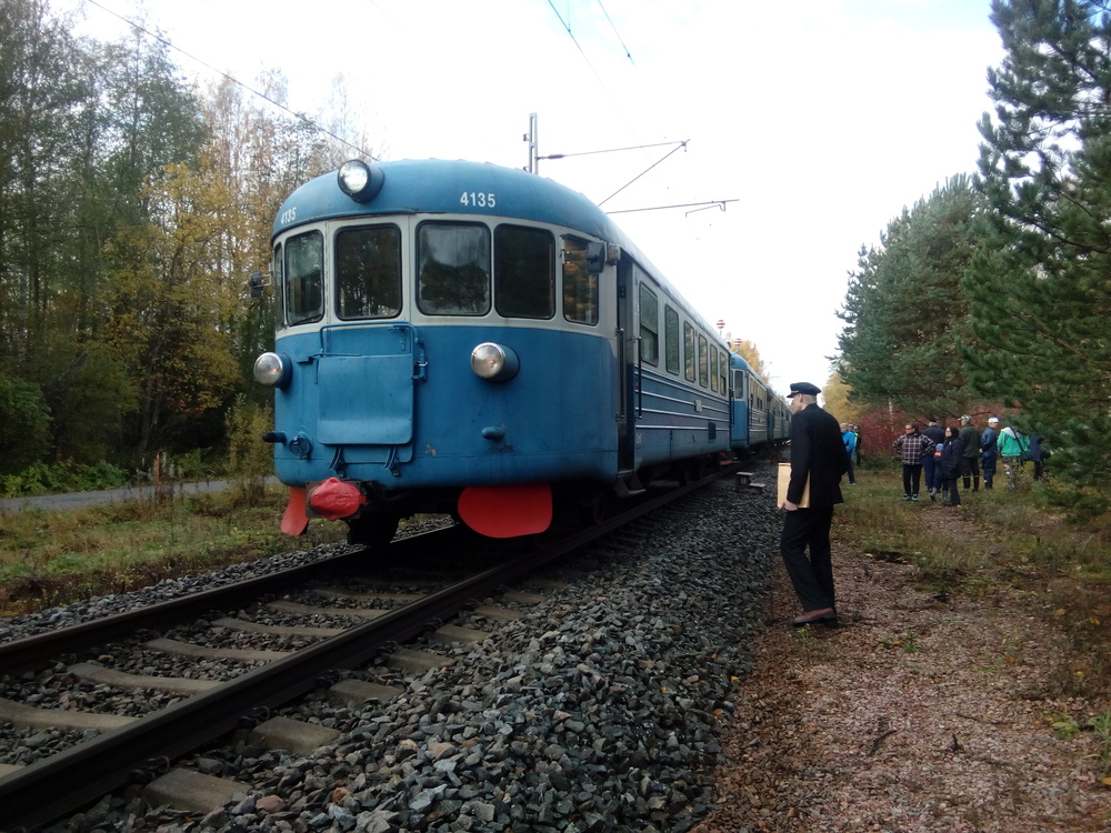 Lättähattujuna Vuolingossa 7.10.2017
Joskus tämäkin näky on ollut arkipäivää, tosin ei ihan hetkeen. Matkustajaliikenteen pysähdykset loppuivat Vuolingossa 1975 ja liikennepaikka lakkautettiin 2001.
Avainsanat: op_Keitele-museo;jyv_Dm7;museoliikenne