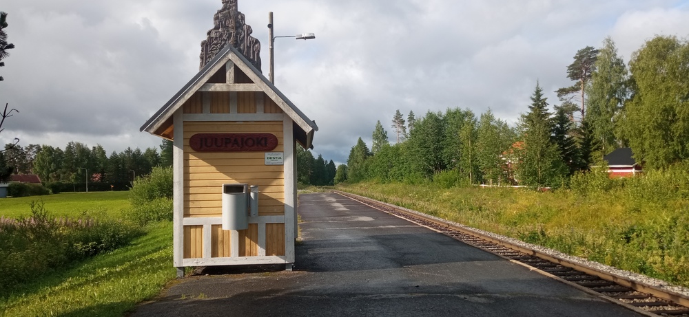Juupajoen seisake 12.7.2024
Juupajoen seisake kaikessa yksinkertaisuudessaan. Yksi raide, yksi laituri, yksi laiturikatos. No, sentään vasemmalla on parkkipaikka.
Tavaraliikennettäkin Juupajoella toki on, mutta viereisellä Korkeakosken liikennepaikalla.
