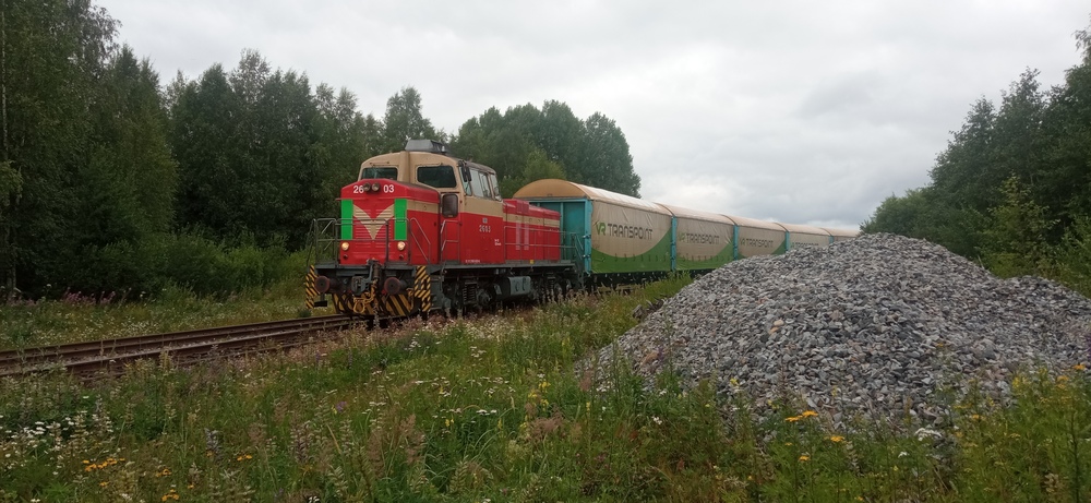 Päivystäjä palaa Korkeakosken sahalta 12.7.2024
Päivystäjä palaa UPM:ltä täysien vaunujen kera. Samassa kasassa toimivat UPM:n lisäksi JPJ-Woodin saha sekä Versowoodin pellettitehdas. Näistä UPM on ainoa aktiivinen rautatiekuljetusten käyttäjä, joskin JPJ:ltä on lähtenyt koekuorma kiskoitse ja erillisen raiteen vetämistä JPJ:tä palvelemaan on harkittu ihan tosissaan. Seuraamme tilannetta.
Avainsanat: op_VR;jt_Vaihtotyö;jyv_Dv12;jyv_Hbi