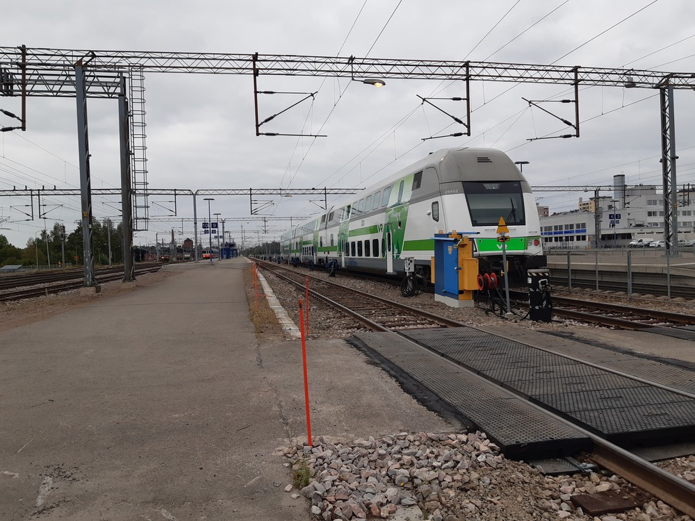Kouvolan asemalla 1.8.2019
Lyhyenläntä Edo-runko seisoo ilman veturia Kouvolan asemalla.
Avainsanat: op_VR;jyv_Edo;jyv_Ed;jyv_Edfs