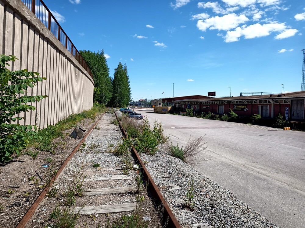 Tullin raide Lahdessa 10.6.2020
Vielä purkamaton tullin raide nousee ylöspäin tavara-aseman edustalla.
Avainsanat: rautatiearkeologia;infra_tavara-asema