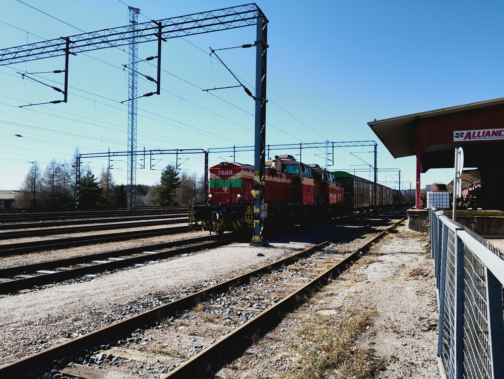 Heinolan juna Lahdessa 8.4.2026
Dv12 2638 ja 2751 on saatu kiinni Rautsalon kartonitehtaalle Heinolaan suuntaaviin tyhjiin umpivaunuihin. Heinolasta Kotkaan Mussalon satamaan kartonkia kuljettavan vaunuston kierto on saatu optimoitua varsin tehokkaaksi, eikä turhaa seisoskelua juuri tule, eikä nytkään, sillä pian kupahtanut sekä vähemmän kurpahtanut deeveri ärjäisevät ja kiskaisevat pitän junansa liikkeelle kohti Heinolaa.
Avainsanat: op_VR;jt_Tavarajuna;jt_Asiakasjuna;jyv_Dv12,jyv_Gbln;jyv_Gbls;jyv_Simn;juna_Heinolalainen