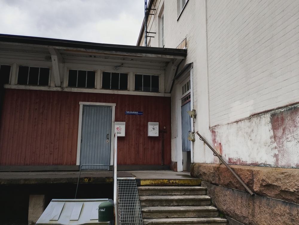 VR Cargon Lahden toimipiste 25.4.2026
Ei taida tosin hirveästi elämää täällä enää olla. Eipä toisaalta enää ole VR Cargoakaan, vaan nykyään puhutaan VR Transpointista... Ei kun eipäs puhuta enää siitäkään, vaan saimme tilalle VR Logistiikan.
Avainsanat: infra_tavara-asema