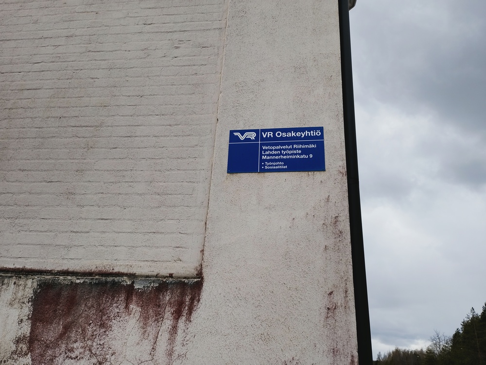 VR Vetopalveluiden Lahden työpiste 25.4.2026
VR Vetopalvelut Riihimäen Lahden työpiste sijaitsee Lahden tavara-asemalla. Vähän tosin epäilen, ettei Lahdessa enää omaa työnjohtoa ole, sen verran vähäistä on Lahden tavaraliikenne tänä päivänä. Tai siis, omaa liikennettähän täällä ei enää ole, mutta tehdään tuossa ratapihalla Heinolan junien vaihtotöitä ja miehistönvaihtoja.
Avainsanat: infra_tavara-asema
